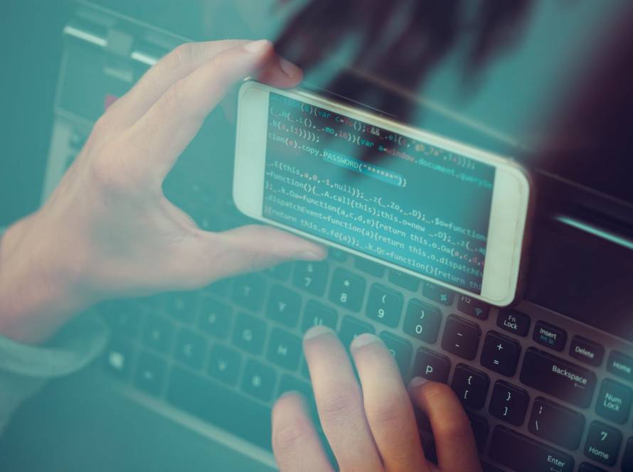 Diseño responsivo para sitio web profesional en laptop