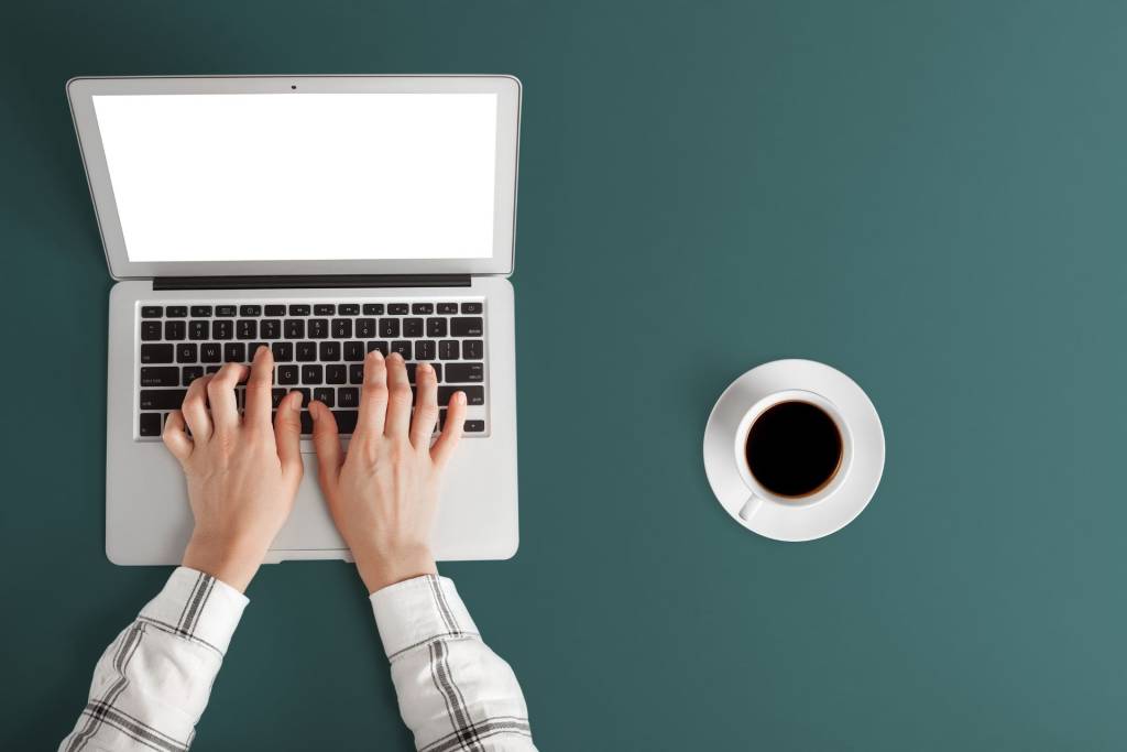 Diseño profesional de sitio web en laptop para empresas moderna